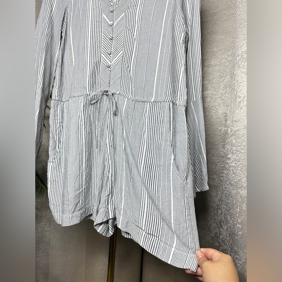 NWT Jessica Simpson Cambrea Striped Print V-Neck Romper in Gray & White Sz S - Picture 7 of 13